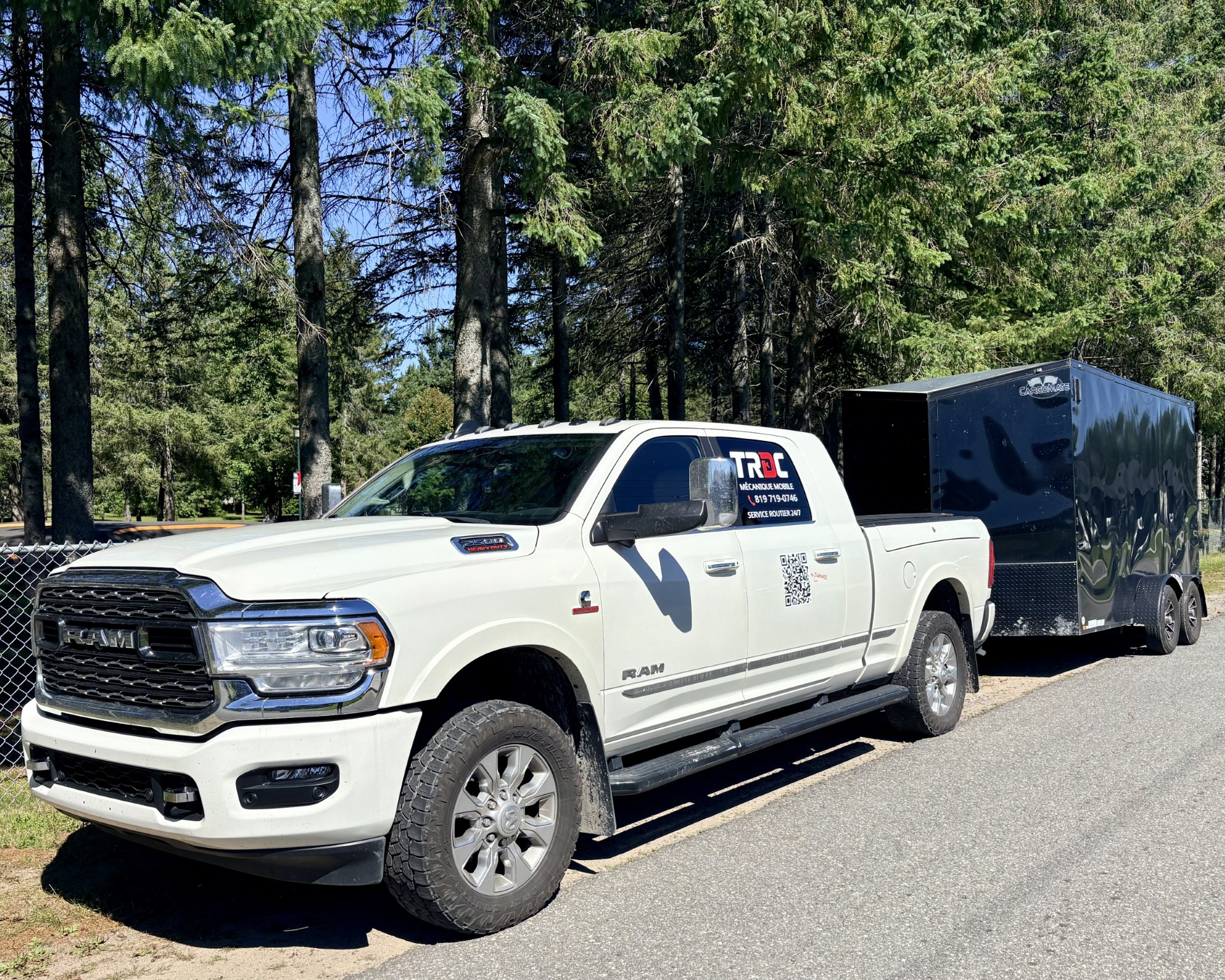 Camion RAM 2500 de TRDC Mécanique Mobile et sa remorque-atelier, vue trois quarts