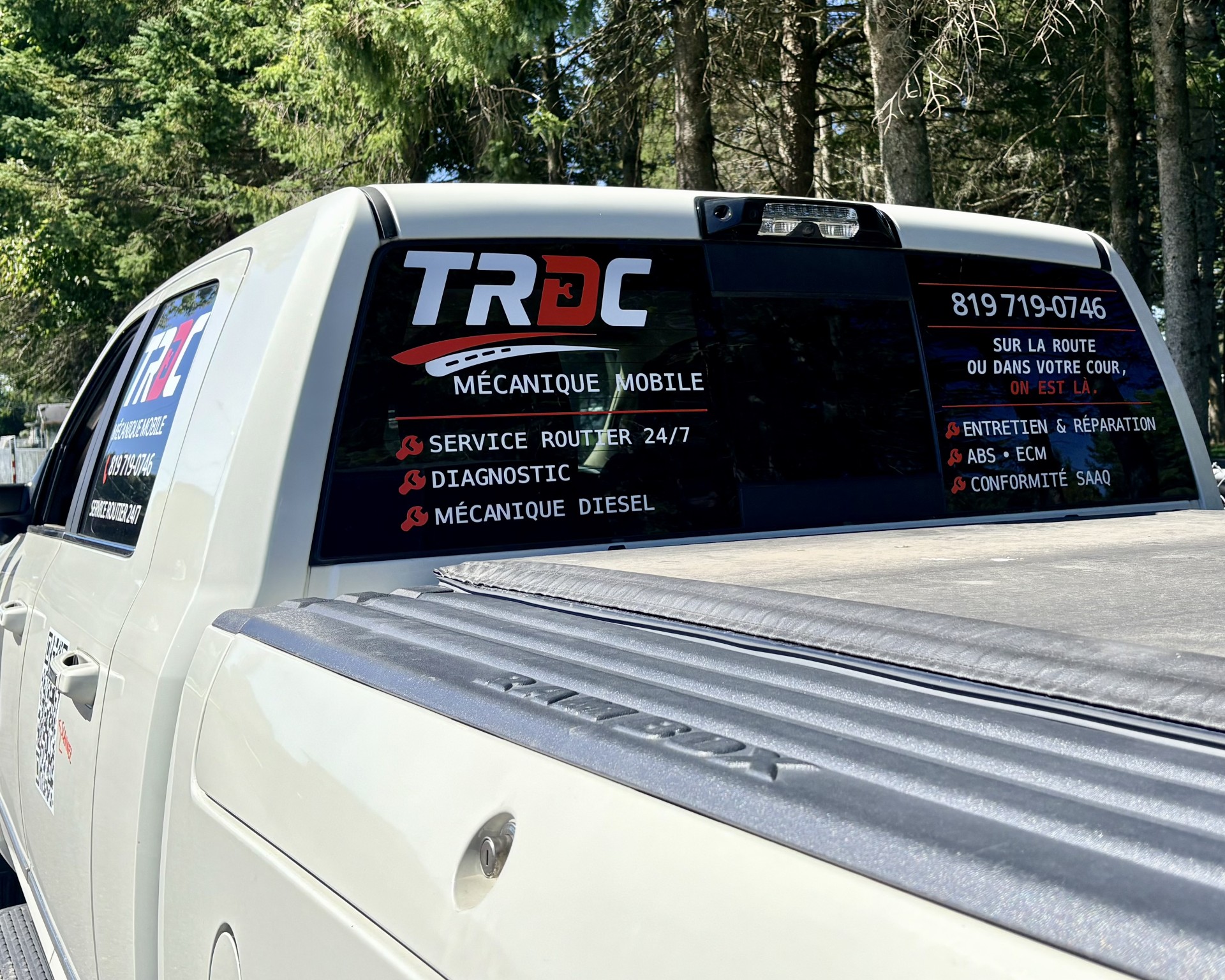 Lettrage arrière du camion TRDC listant les services : service routier 24/7, diagnostic, mécanique diesel, ABS, ECM, conformité SAAQ